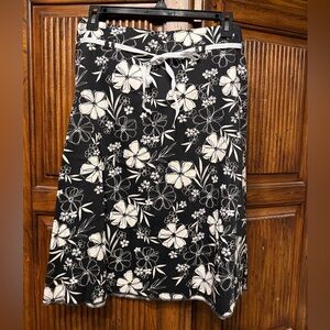 Notations Black and White Floral A-Line Skirt, size petite medium